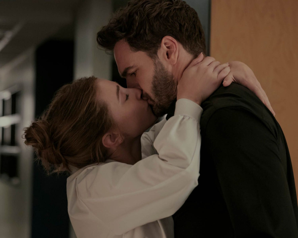 Lili Reinhart as Olive Smith and Tom Bateman as Dr Adam Carlsen for Love Hypothesis